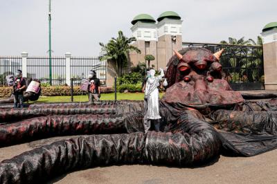 Sejumlah aktivis dari Greenpeace membawa boneka gurita raksasa di depan gedung DPR, Jakarta, Selasa (5/10/2021).