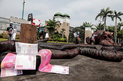 Sejumlah aktivis dari Greenpeace membawa boneka gurita raksasa di depan gedung DPR, Jakarta, Selasa (5/10/2021).