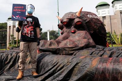 Sejumlah aktivis dari Greenpeace membawa boneka gurita raksasa di depan gedung DPR, Jakarta, Selasa (5/10/2021).