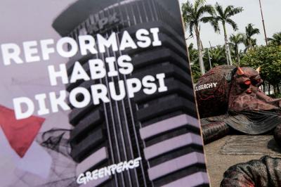 Sejumlah aktivis dari Greenpeace membawa boneka gurita raksasa di depan gedung DPR, Jakarta, Selasa (5/10/2021).