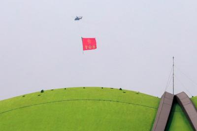 Helikopter TNI terbang dengan mengibarkan bendera Merah Putih dan Lambang TNI melintas di atas gedung nusantara, Jakarta, Selasa (5/10/2021).