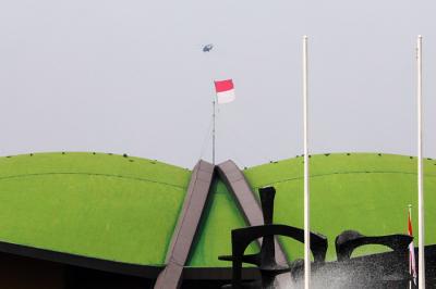 Helikopter TNI terbang dengan mengibarkan bendera Merah Putih dan Lambang TNI melintas di atas gedung nusantara, Jakarta, Selasa (5/10/2021).