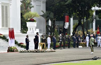 Presiden Joko Widodo memimpin upacara Peringatan HUT ke-76 TNI yang digelar secara sederhana dan terbatas di Istana Merdeka, Jakarta, Selasa (5/10/2021).