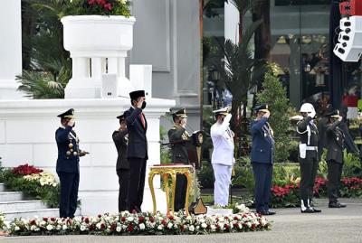 Presiden Joko Widodo memimpin upacara Peringatan HUT ke-76 TNI yang digelar secara sederhana dan terbatas di Istana Merdeka, Jakarta, Selasa (5/10/2021).