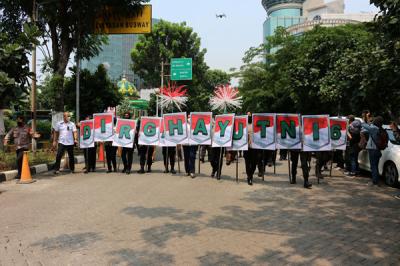 Kapolres Jakarta Pusat Komisaris Besar Hengki Haryadi bersama rombongan melakukan long march menuju Kodim 0501/BS Jakarta Pusat, Selasa (5/10/2021).