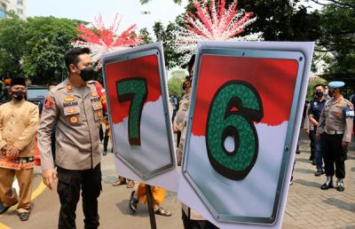Kapolres Jakarta Pusat Komisaris Besar Hengki Haryadi bersama rombongan melakukan long march menuju Kodim 0501/BS Jakarta Pusat, Selasa (5/10/2021).