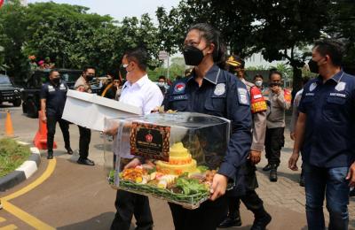 Kapolres Jakarta Pusat Komisaris Besar Hengki Haryadi bersama rombongan melakukan long march menuju Kodim 0501/BS Jakarta Pusat, Selasa (5/10/2021).