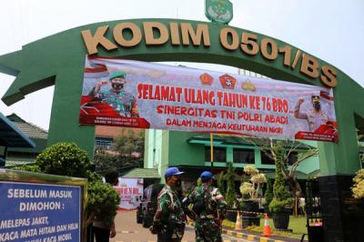 Kapolres Jakarta Pusat Komisaris Besar Hengki Haryadi bersama rombongan melakukan long march menuju Kodim 0501/BS Jakarta Pusat, Selasa (5/10/2021).