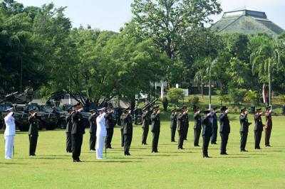 Upacara peringatan HUT ke-76 TNI dan HUT ke-71 Kodam IV/Diponegoro di Lapangan Makodam IV Diponegoro, Semarang, Jawa Tengah, Selasa (5/10/2021).