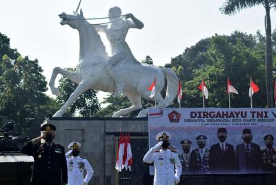 Upacara peringatan HUT ke-76 TNI dan HUT ke-71 Kodam IV/Diponegoro di Lapangan Makodam IV Diponegoro, Semarang, Jawa Tengah, Selasa (5/10/2021).