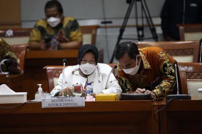 Menteri Sosial Tri Rismaharini mengikuti rapat kerja dengan Komisi II DPD dan Komisi VIII DPR di Kompleks Parlemen, Senayan, Jakarta, Selasa (5/10/2021).