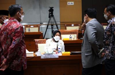 Menteri Sosial Tri Rismaharini mengikuti rapat kerja dengan Komisi II DPD dan Komisi VIII DPR di Kompleks Parlemen, Senayan, Jakarta, Selasa (5/10/2021).