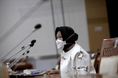 Menteri Sosial Tri Rismaharini mengikuti rapat kerja dengan Komisi II DPD dan Komisi VIII DPR di Kompleks Parlemen, Senayan, Jakarta, Selasa (5/10/2021).
