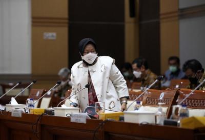 Menteri Sosial Tri Rismaharini mengikuti rapat kerja dengan Komisi II DPD dan Komisi VIII DPR di Kompleks Parlemen, Senayan, Jakarta, Selasa (5/10/2021).