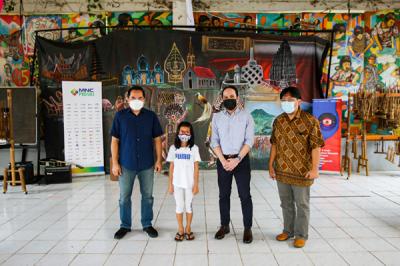 Anak-anak saat melakukan pemeriksaan mata di Yayasan Kampus Diakoneia Modern (KDM), Jatisampurna, Kota Bekasi, Jawa Barat, Selasa (5/10/2021).