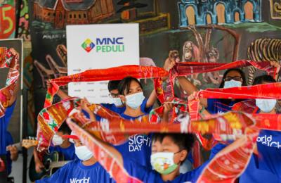 Anak-anak saat melakukan pemeriksaan mata di Yayasan Kampus Diakoneia Modern (KDM), Jatisampurna, Kota Bekasi, Jawa Barat, Selasa (5/10/2021).