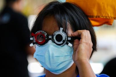 Anak-anak saat melakukan pemeriksaan mata di Yayasan Kampus Diakoneia Modern (KDM), Jatisampurna, Kota Bekasi, Jawa Barat, Selasa (5/10/2021).
