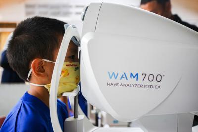 Anak-anak saat melakukan pemeriksaan mata di Yayasan Kampus Diakoneia Modern (KDM), Jatisampurna, Kota Bekasi, Jawa Barat, Selasa (5/10/2021).