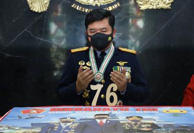 Panglima TNI, Marsekal Hadi Tjahjanto, menerima kejutan dari Kapolri, Jenderal Pol Listyo Sigit Prabowo di Hari Ulang Tahun (HUT) ke-76 TNI.
