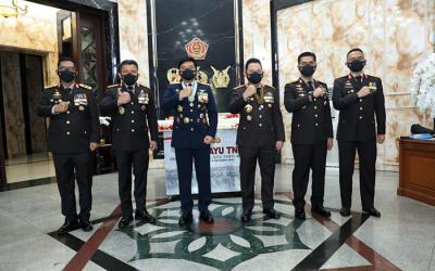 Panglima TNI, Marsekal Hadi Tjahjanto, menerima kejutan dari Kapolri, Jenderal Pol Listyo Sigit Prabowo di Hari Ulang Tahun (HUT) ke-76 TNI.