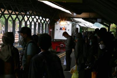 Para penumpang Kereta Api bersiap masuk gerbong dari Stasiun Gubeng Surabaya, Jawa Timur, Selasa (5/10/2021).