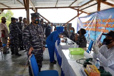 Pembagian sembako kepada warga ketika baksi sosial di pantai disekitar Arsenal, Madura, Jawa Timur, Senin (4/10/2021).
