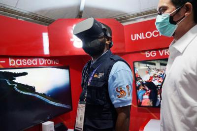 Telkomsel menjadi yang pertama menghadirkan jaringan 5G di Bumi Cenderawasih melalui showcase â€˜Telkomsel 5G Experience Centerâ€™ di Stadion Lucas Enembe Papua.