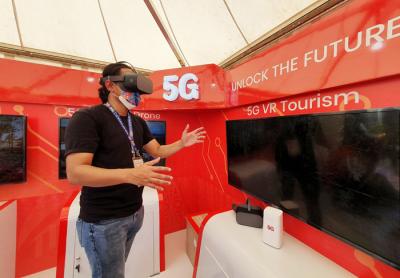 Telkomsel menjadi yang pertama menghadirkan jaringan 5G di Bumi Cenderawasih melalui showcase â€˜Telkomsel 5G Experience Centerâ€™ di Stadion Lucas Enembe Papua.
