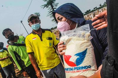 Partai Persatuan Indonesia (Perindo) membagikan sembako kepada petugas pemakaman di TPU Rorotan, Jakarta Utara, Rabu (6/10/2021).