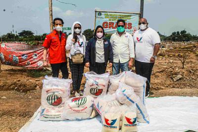 Partai Persatuan Indonesia (Perindo) membagikan sembako kepada petugas pemakaman di TPU Rorotan, Jakarta Utara, Rabu (6/10/2021).