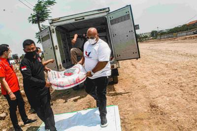 Partai Persatuan Indonesia (Perindo) membagikan sembako kepada petugas pemakaman di TPU Rorotan, Jakarta Utara, Rabu (6/10/2021).
