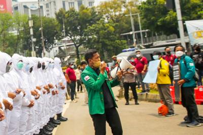 Mahasiswa membentangkan poster saat melakukan aksi unjuk rasa di kawasan Monas, Jakarta, Rabu, (6/10/2021).