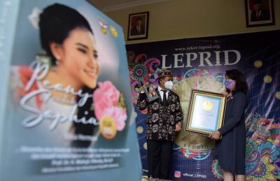 Ketua Umum Leprid Paulus Pangka memberikan piagam penghargaan kepada Anastasia Elisa Herman di Semarang, Jawa Tengah, Rabu (6/10/2021).