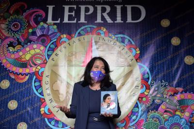 Ketua Umum Leprid Paulus Pangka memberikan piagam penghargaan kepada Anastasia Elisa Herman di Semarang, Jawa Tengah, Rabu (6/10/2021).