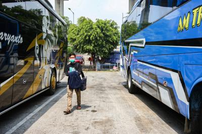 Penumpang menaiki bus tujuan Jakarta-Madura di Terminal Kampung Rambutan, Jakarta Timur, Rabu (6/10/2021).