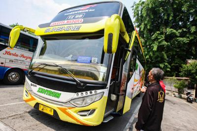 Penumpang menaiki bus tujuan Jakarta-Madura di Terminal Kampung Rambutan, Jakarta Timur, Rabu (6/10/2021).
