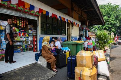 Penumpang menaiki bus tujuan Jakarta-Madura di Terminal Kampung Rambutan, Jakarta Timur, Rabu (6/10/2021).