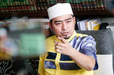 Ustadz Solmed memberikan keterangan saat jumpa pers di kediamanya di kawasan Kebon Jeruk, Jakarta Barat, Rabu (6/10/2021).