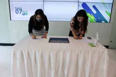 Ketua MNC Peduli Jessica Tanoesoedibjo dan Direktur Marketing Lotte Mart Evi Lionawan menandatangani prasasti untuk meresmikan MCK di Jakarta (7/10/2021).