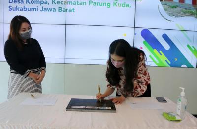 Ketua MNC Peduli Jessica Tanoesoedibjo dan Direktur Marketing Lotte Mart Evi Lionawan menandatangani prasasti untuk meresmikan MCK di Jakarta (7/10/2021).
