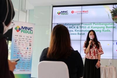 Ketua MNC Peduli Jessica Tanoesoedibjo dan Direktur Marketing Lotte Mart Evi Lionawan menandatangani prasasti untuk meresmikan MCK di Jakarta (7/10/2021).