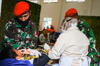 Anak-anak saat mengikuti khitanan massal yang digelar Wing 1 Paskhas di Aula Suparni Batalyon Komando 461 Pashkas, Halim Perdanakusuma, Kamis (7/10/2021).