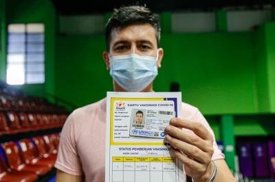 Vaksinator menyuntikkan vaksin Covid-19 kepada para Pencari Suaka di GOR Bulungan, Jakarta Selatan, Kamis (7/10/2021).