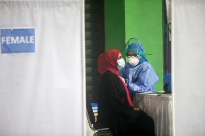 Vaksinator menyuntikkan vaksin Covid-19 kepada para Pencari Suaka di GOR Bulungan, Jakarta Selatan, Kamis (7/10/2021).