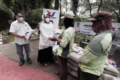 Pemberian paket sembako kepada petugas pemakaman TPU Pondok Ranggon di Jakarta, Kamis (7/10/2021).