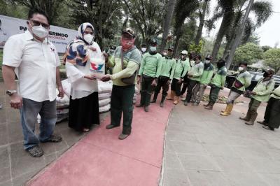 Pemberian paket sembako kepada petugas pemakaman TPU Pondok Ranggon di Jakarta, Kamis (7/10/2021).