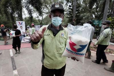 Pemberian paket sembako kepada petugas pemakaman TPU Pondok Ranggon di Jakarta, Kamis (7/10/2021).