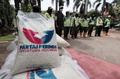 Pemberian paket sembako kepada petugas pemakaman TPU Pondok Ranggon di Jakarta, Kamis (7/10/2021).