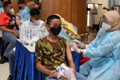 Ribuan warga mengantri untuk mendapatkan vaksin Covid-19 di Bandara Juanda Surabaya, di Sidoarjo Jawa Timur, Kamis (7/10/2021).