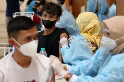 Ribuan warga mengantri untuk mendapatkan vaksin Covid-19 di Bandara Juanda Surabaya, di Sidoarjo Jawa Timur, Kamis (7/10/2021).